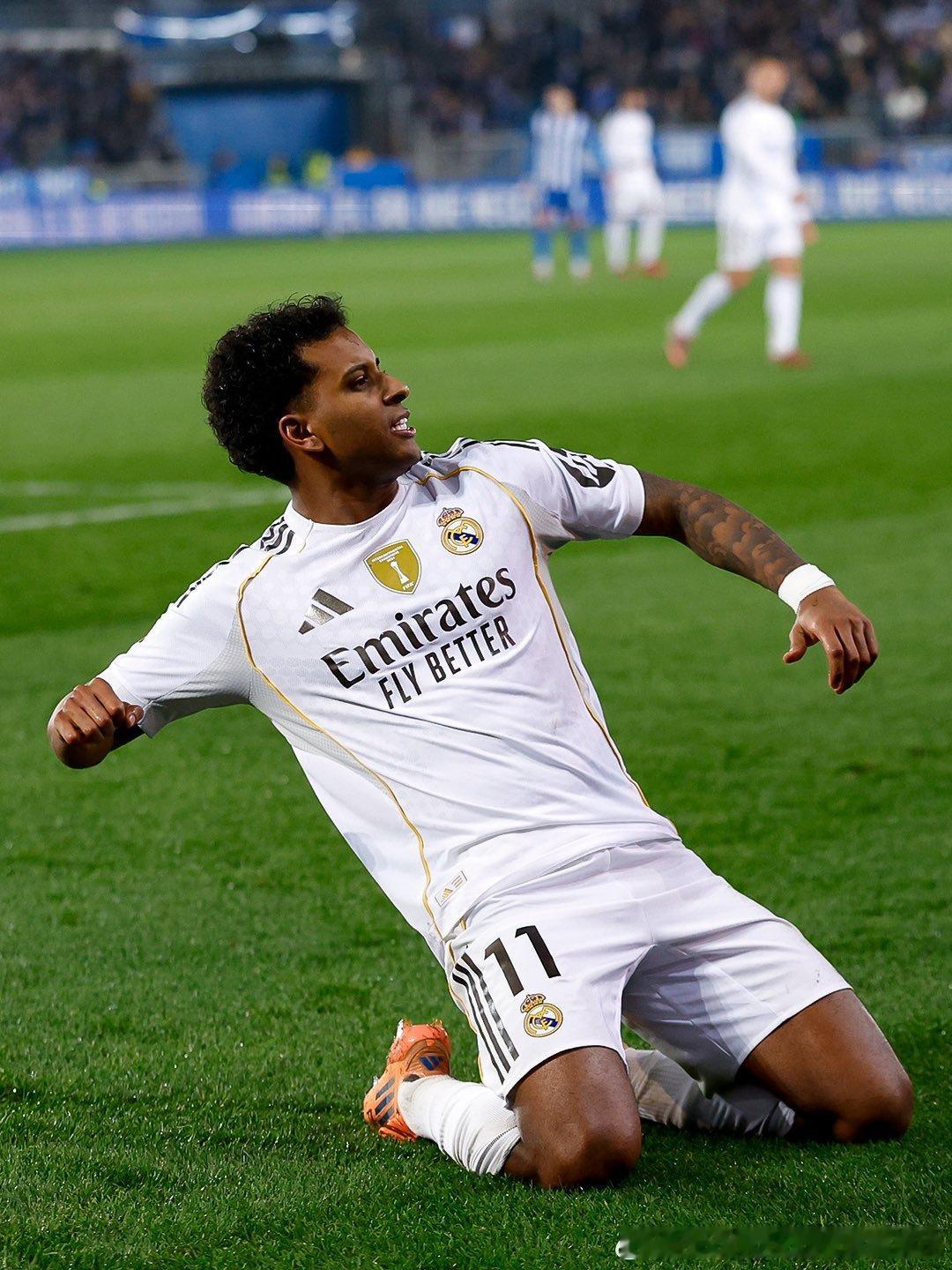 全场比赛结束，罗德里戈用他在皇马的第70粒进球，帮助皇马2-1战胜阿拉维斯！阿拉