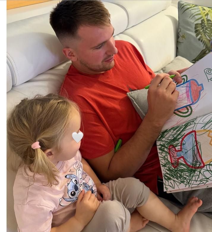 东契奇现在化身为宠女狂人了，在他的个人社交媒体上面，发图来庆祝自己女儿加比莱拉两