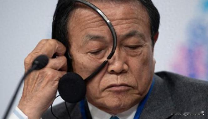 日本政坛这回直接炸了锅。首相提前大选已经遭致党内不满，而一手推动其上台的麻生太郎