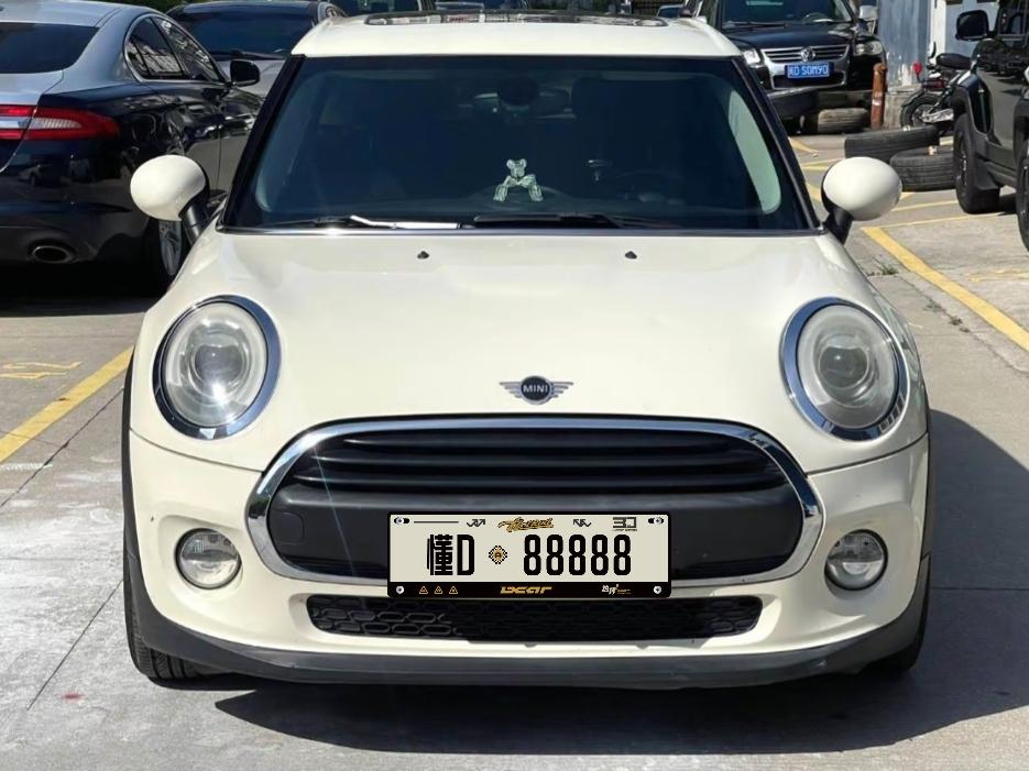 10万块钱可以买到18年左右的二手宝马MINI，这台车从里到外都非常适合女士开。