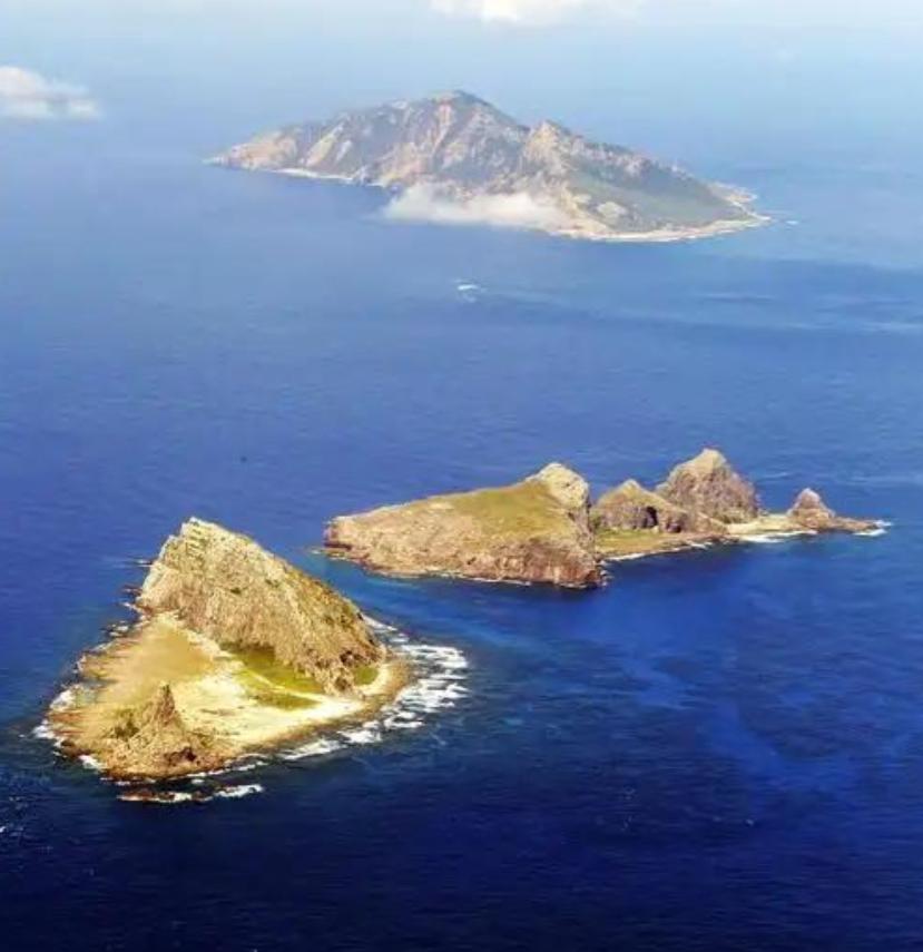 钓鱼岛海域，一座高不过5.6米的白色钢架灯塔，在海风里显得毫不起眼。可你可能想不