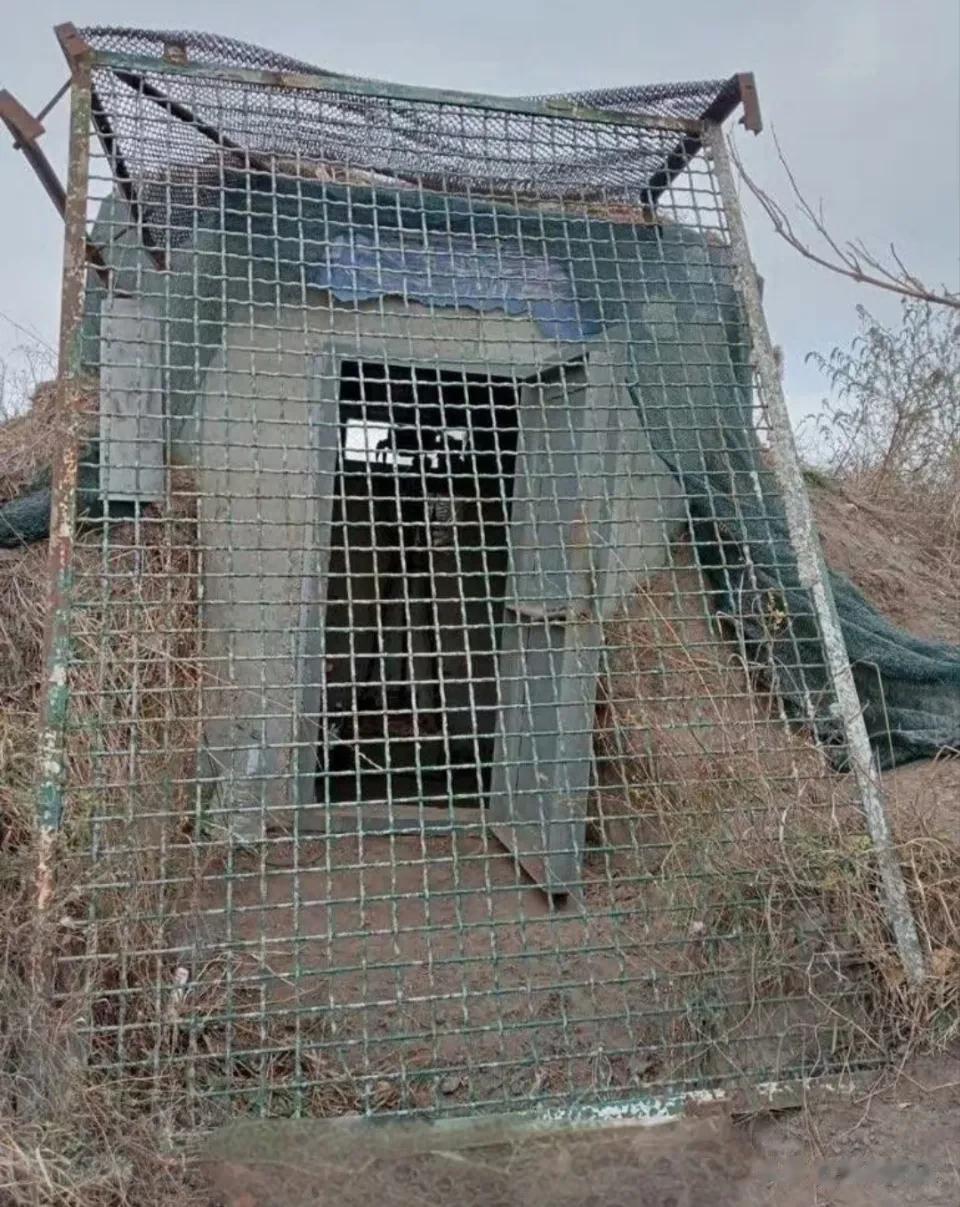 防不胜防。乌克兰前线，为了应对无处不在的乌克兰穿越机，俄军前线工事放上了铁栅栏。