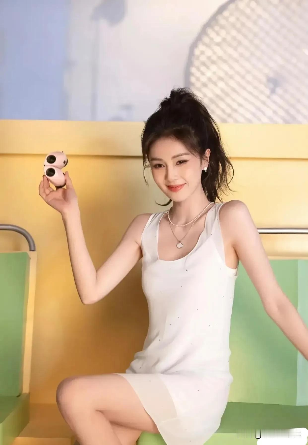白裙一穿像白月光，温柔又元气，这姐姐的造型师加鸡腿！