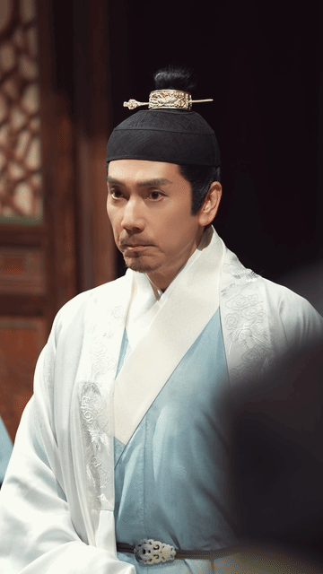 林依轮新皮肤看上去不好惹林依轮新戏造型别致，一身白袍好清雅，眼神锐利自带锋芒，一