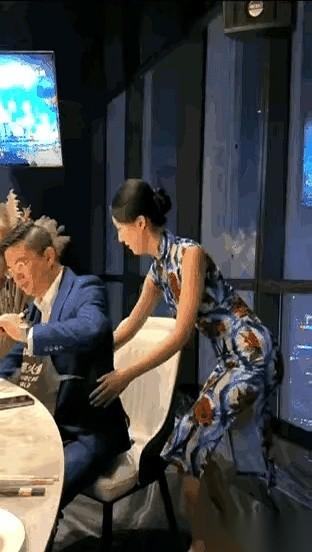 真给我看傻了。
一个人吃饭，两三个姑娘围着伺候。
这到底是吃饭，还是登基啊？
菜