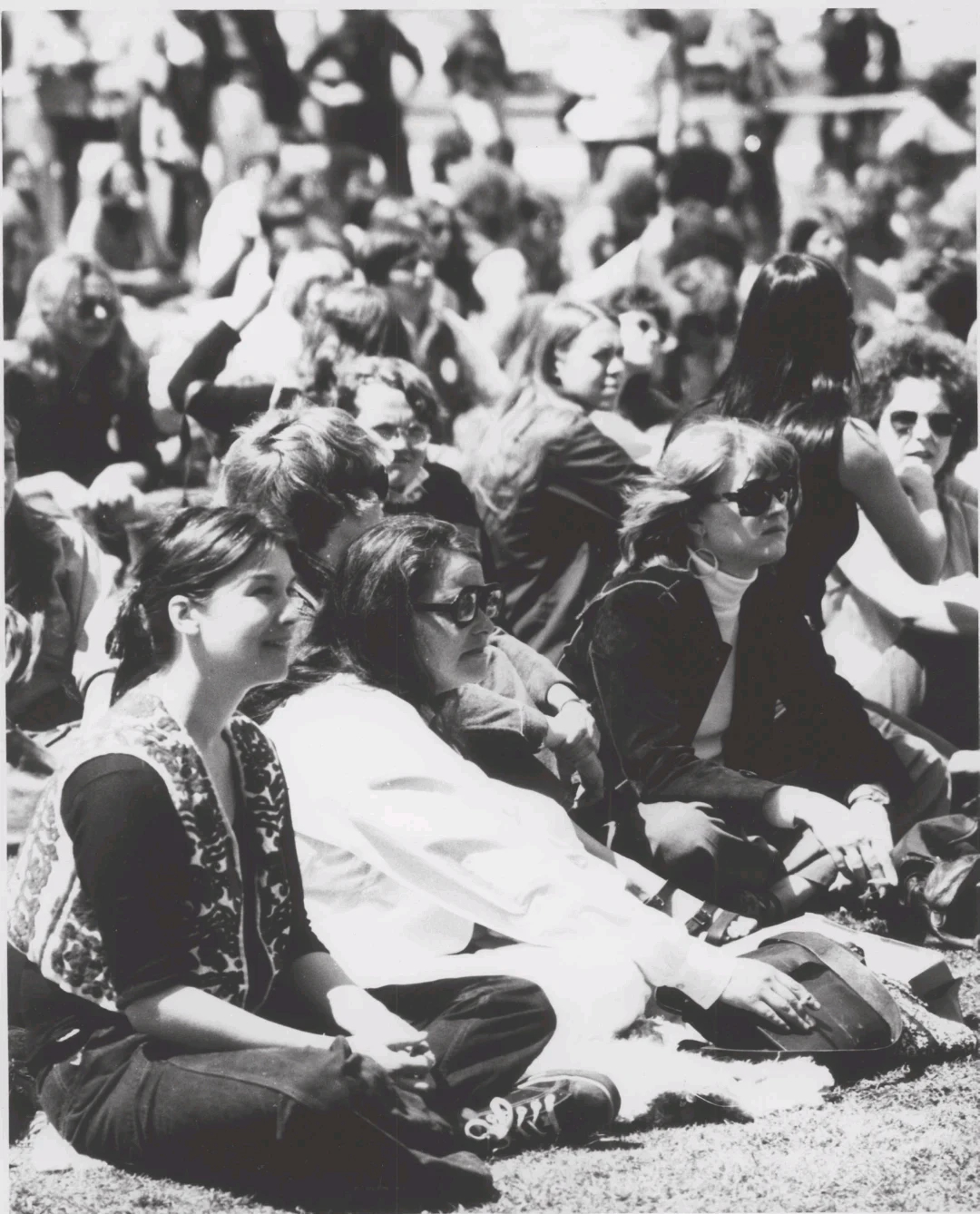 【来自投稿】图： 双性恋艺术家 Kate Millet（白衣者）与女权主义威卡教