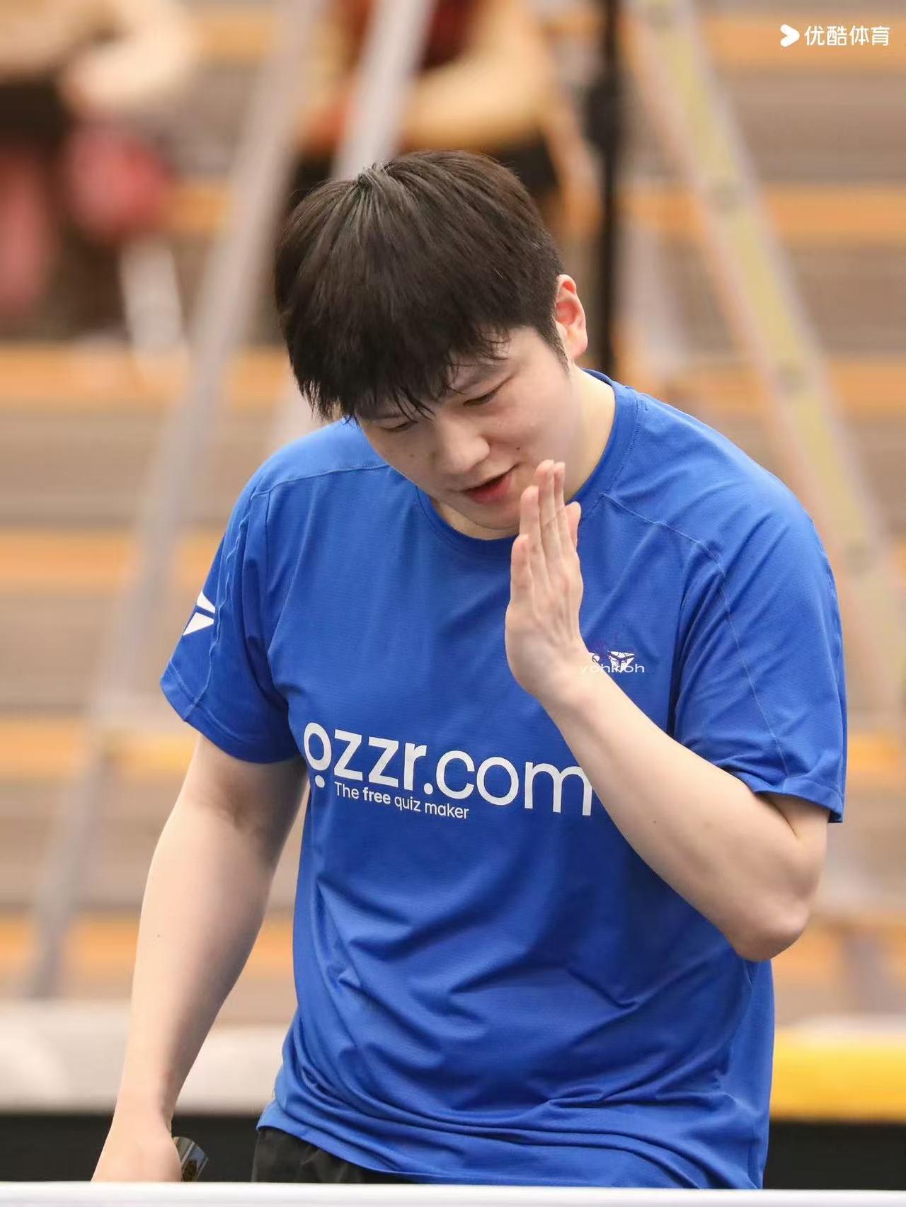 樊振东真是可爱爆表，回球失误后，懊恼的小表情硬是把自己整得皱皱巴巴的，还顺手给自