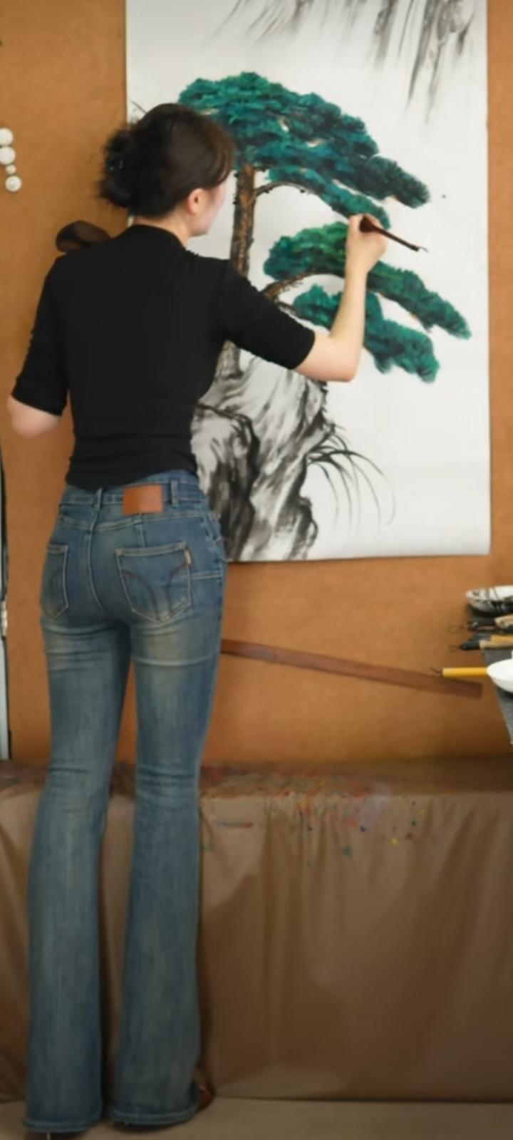 我不再写月亮和星河
只写你推门进来时
带进来的那阵风
和你身上淡淡的温度