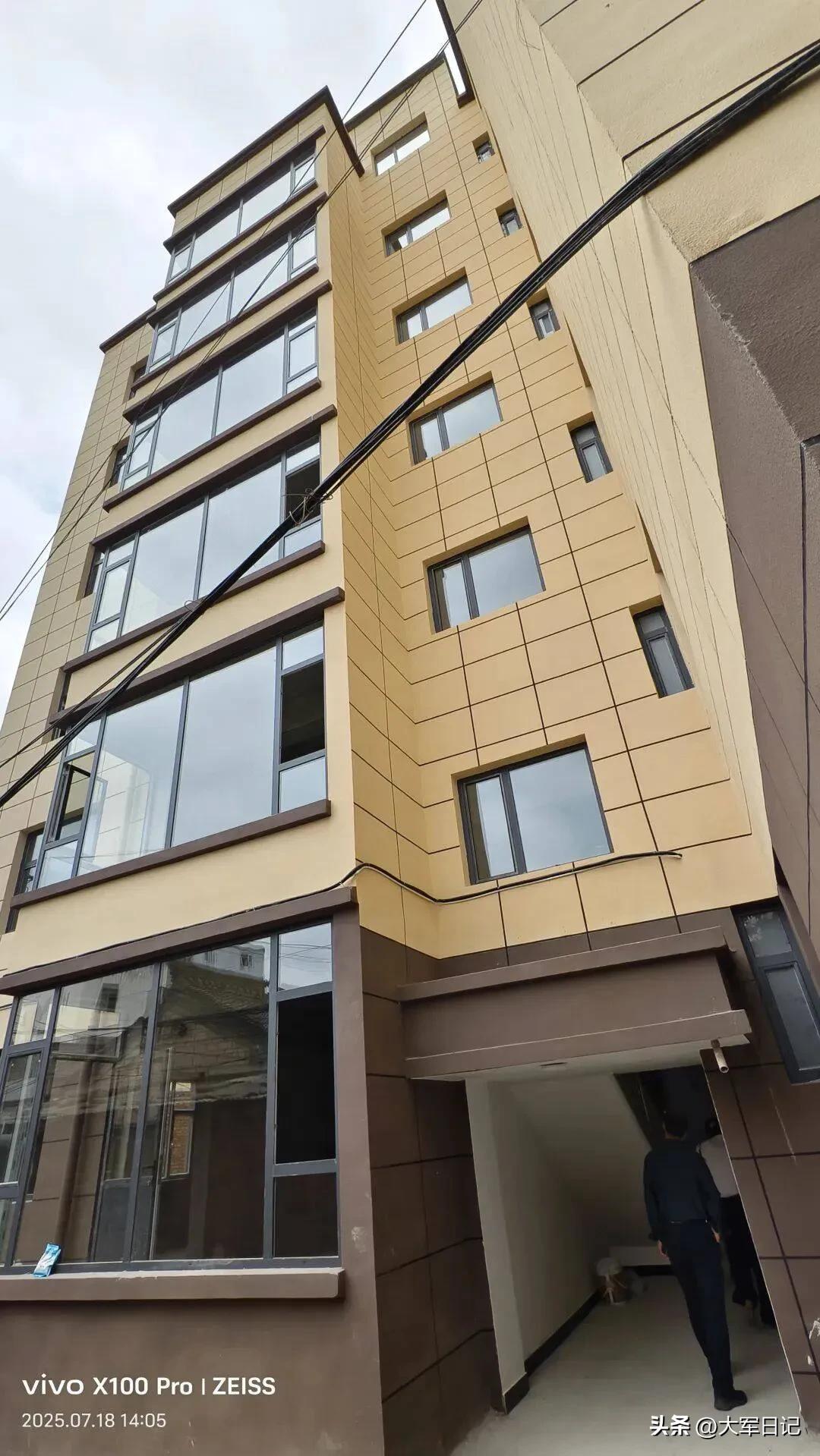 今天看房被房主骂了，气得我手都抖！
 
看中一套58平的老房子，房主挂28万，我