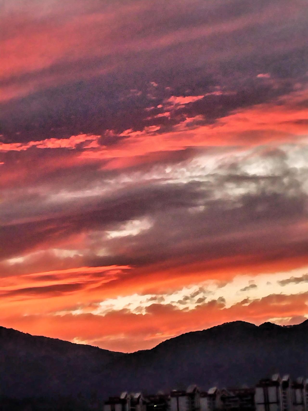 晒图笔记大赛坐在窗前看夕阳，随着太阳渐渐西沉，阳光把那飘来的云调色成猛烈的火焰沸