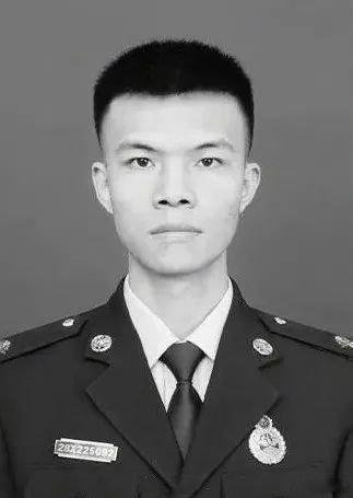 消防战士赵丹，2020年8月13日，抗洪抢险中奋力施救落水孕妇，因水流湍急体力不