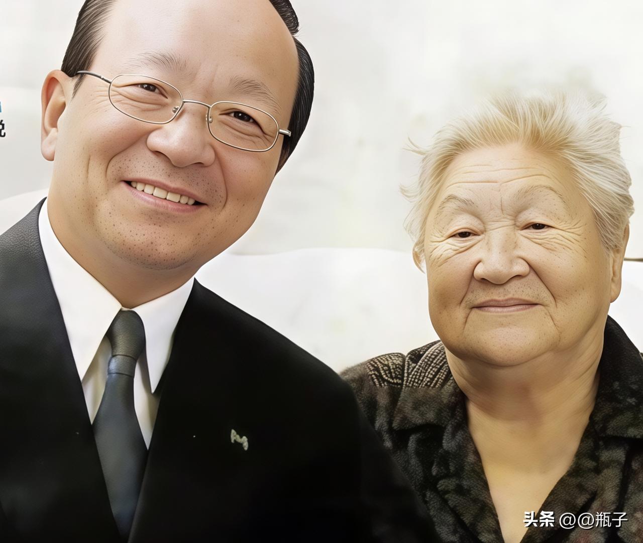 蒋孝严身边的老人是他的舅妈，二人并无血缘关系，可彼此的情分却远胜亲生母子。
母亲