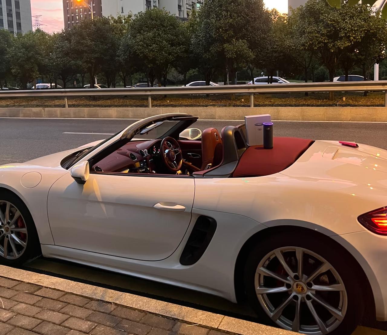 俄罗斯上百名保时捷车主突然发现，自己的豪车变成“砖头”了！车停在那儿，遥控失灵、