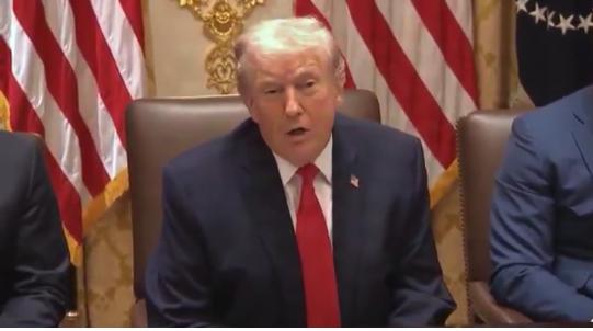 特朗普1月30日在内阁会议上说：“中国的大部分产业都依赖煤炭。他们制造风车，但他