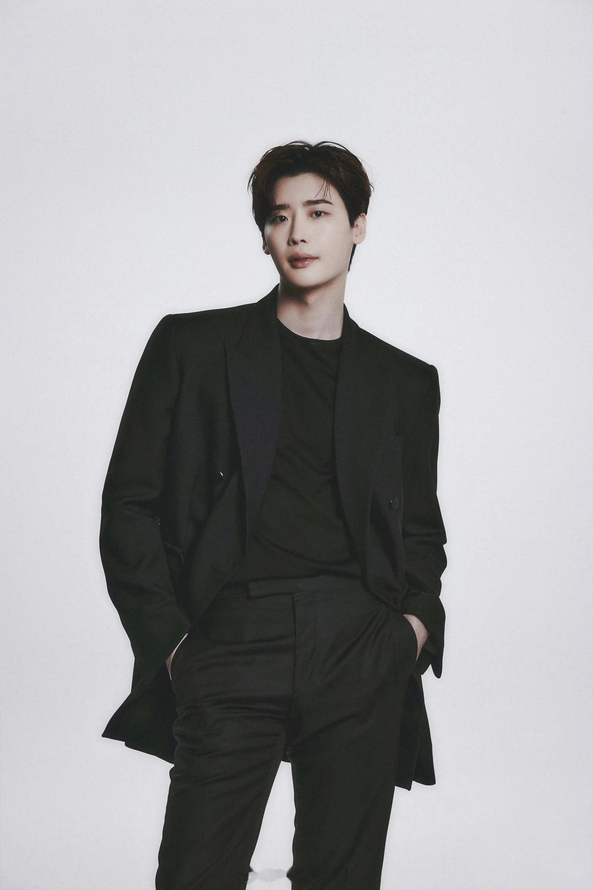 #网友锐评李钟硕#啊？？虽然IU真的很优秀，但是李钟硕也是韩剧半壁江山啊，不至于