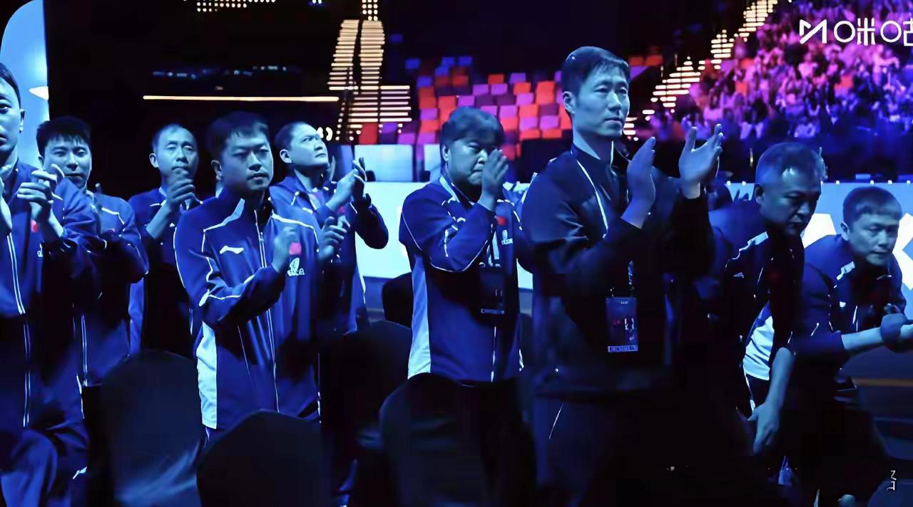 【澳门世界杯，国乒独苗王楚钦上场，乒协领导教练悉数到齐观战】这场 王楚钦 vs 