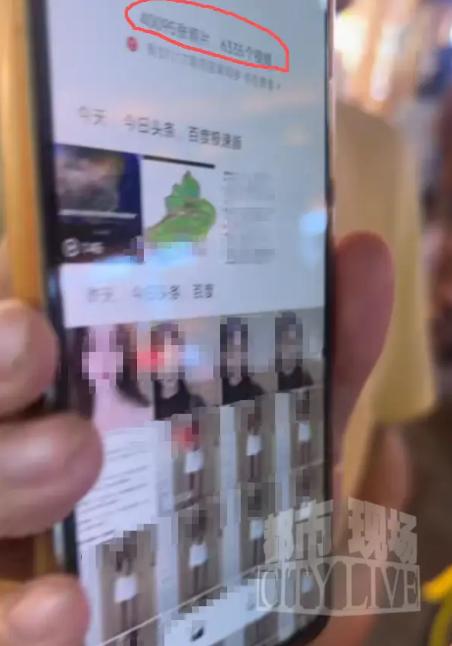 山西太原，一女大学生和朋友在奶茶店门口，发现一男子拿手机偷拍她，摄像头直接对着她