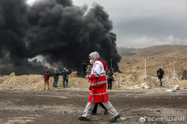 (UTC13：45)美以石油攻击“释放危险物质、有毒物质” 浓厚的黑烟笼罩德黑兰
