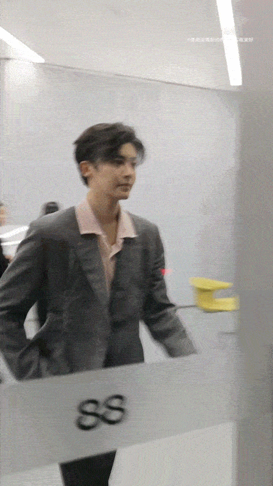 侯明昊生图vs精修图 侯明昊生图太绝了！无论是抓拍还是路透，每一张都抗打，五官立