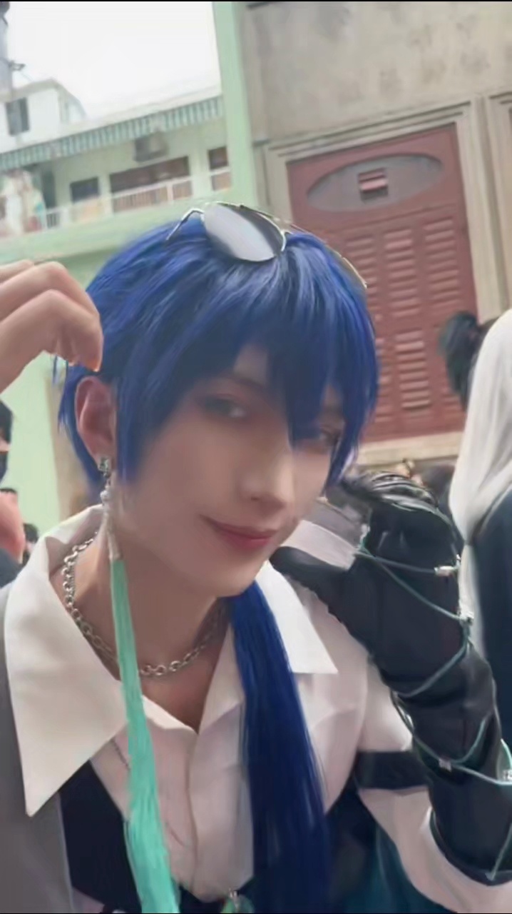 最会媚粉的男团来了 异人男团饭撒天才实锤！张灵玉银发清冷超吸粉，张楚岚递周边有分