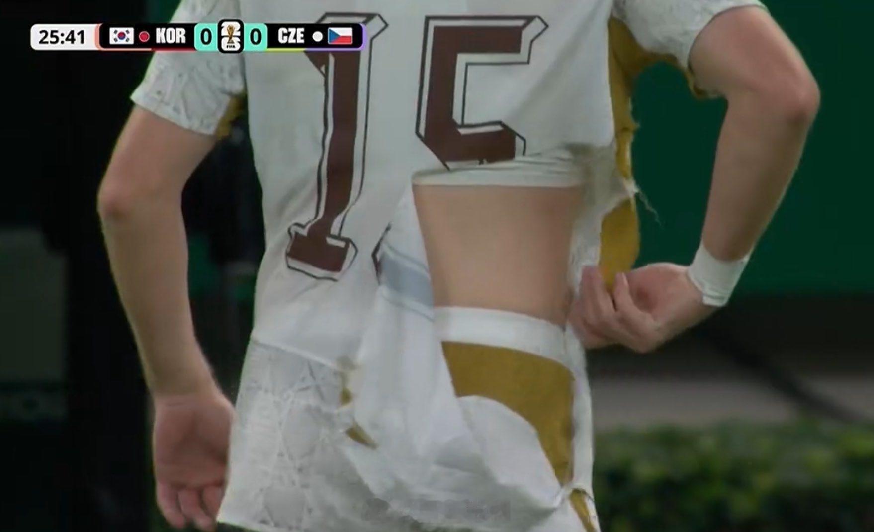 韩国vs捷克世界杯  豹子的球衣，确实薄 