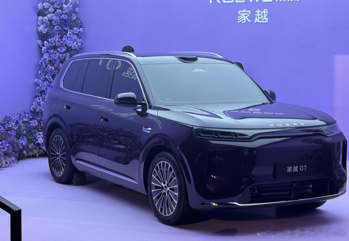 上汽荣威和字节⽕⼭引擎共创的AI原⽣汽⻋—家越07正式亮相。新车主打的是“奶爸平