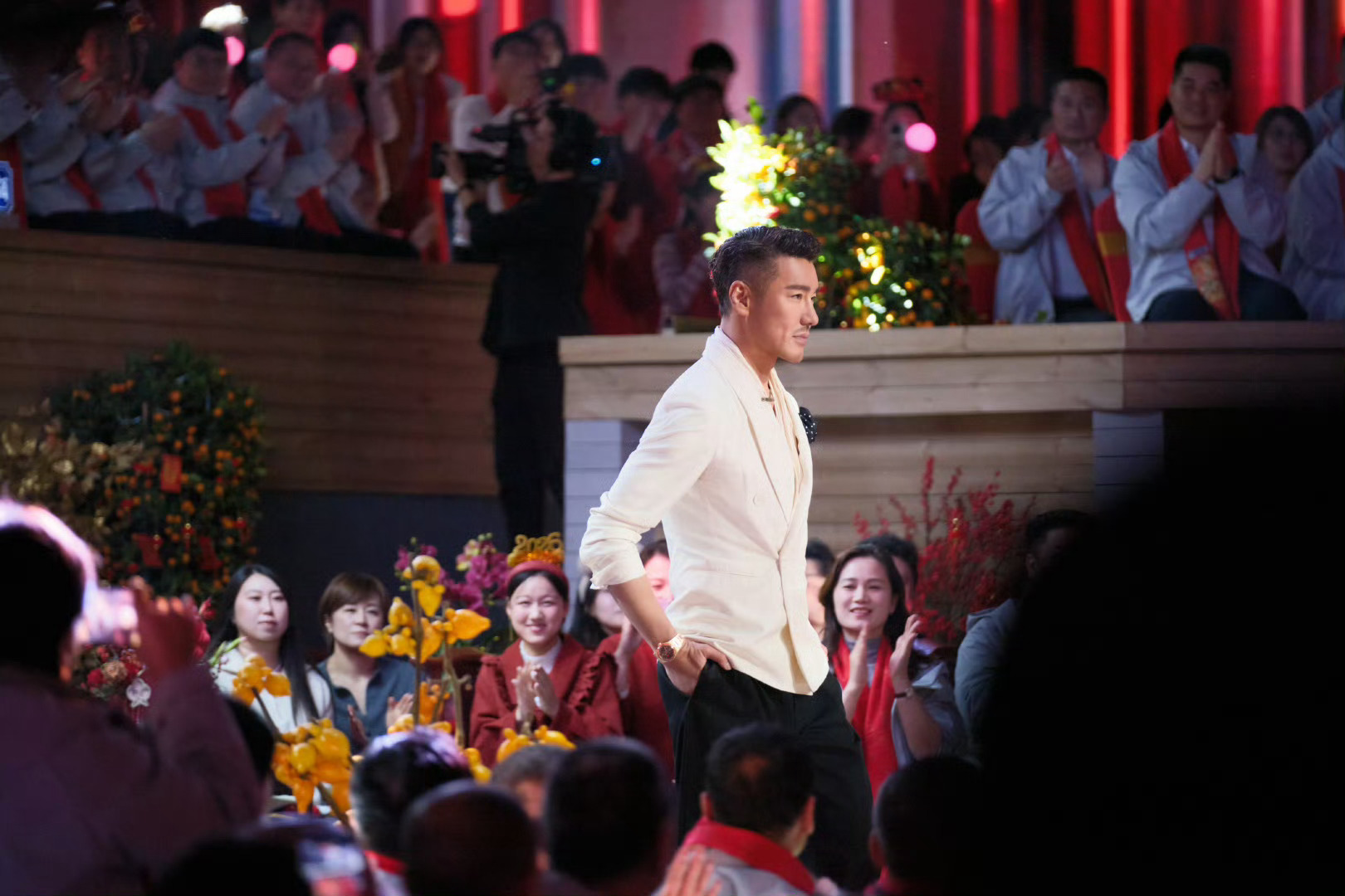 胡兵瞿颖叶童梁家辉北京春晚走秀 眼眶怎么就热了呢？叶童梁家辉同框，岁月沉淀的情谊