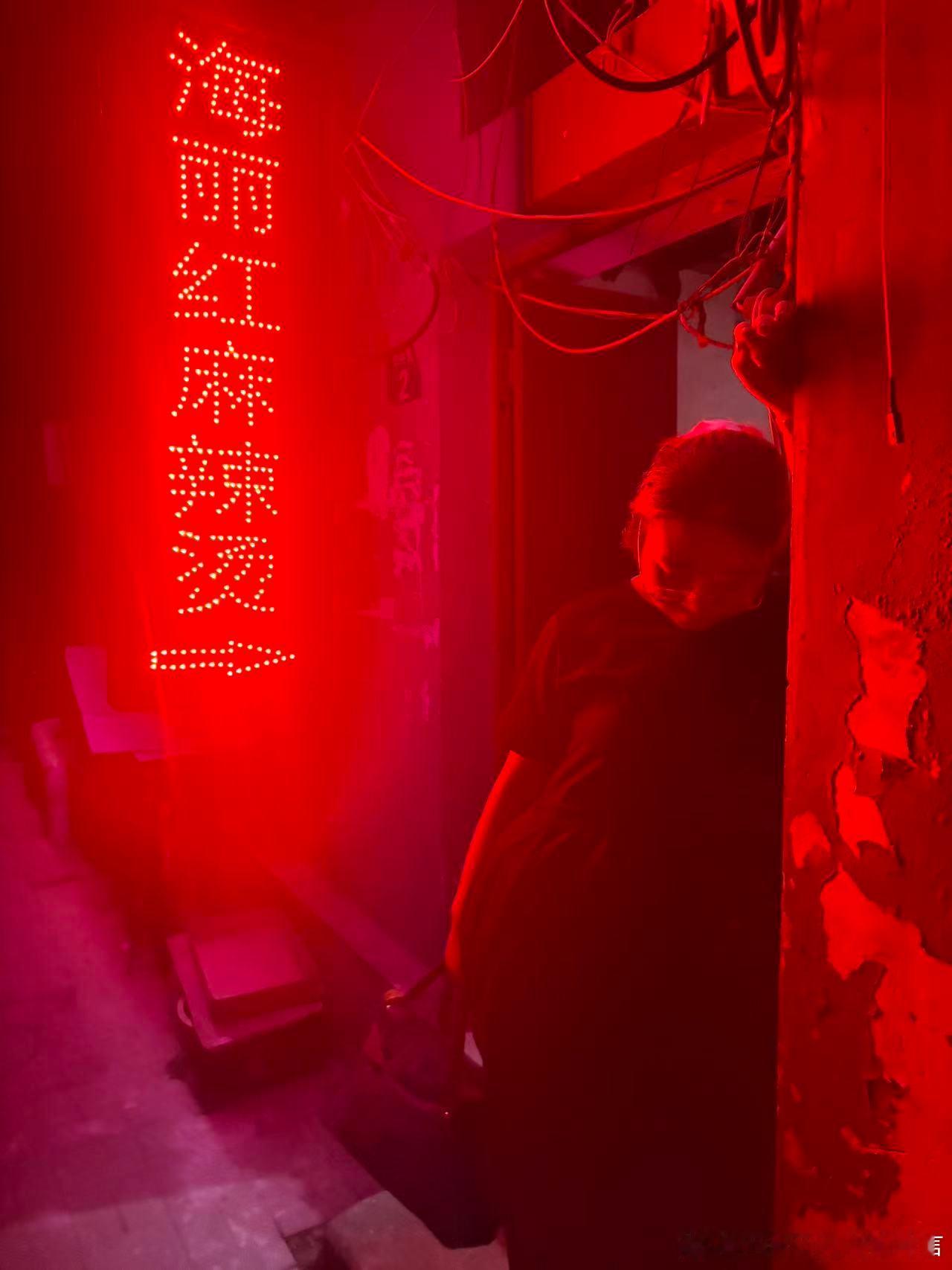 cos了在路边看到牌子感觉有氛围就合影但是不认识字的外国人.jpg真的很好吃！！