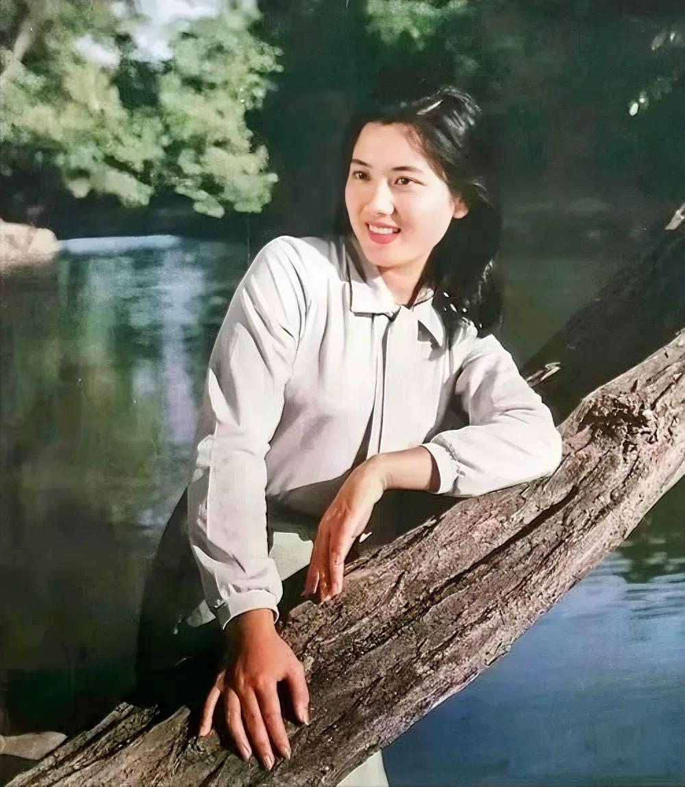 第一次看到李秀明的这张照片，真是秀外慧中，温润如玉。
李秀明，北影演员，曾主演电