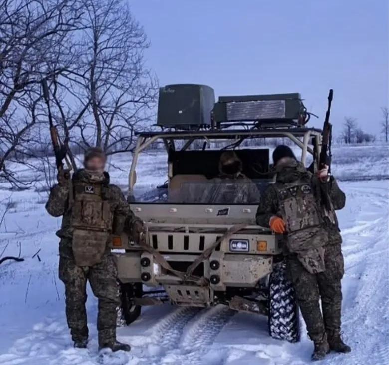 这款被军迷称为“山东猫”的民用版全地形车深受俄军喜爱，因为其越野性能强还耐寒冷，