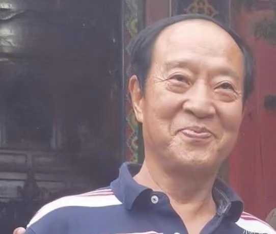 牛群裸捐全部财产牛群这一辈子，起起伏伏太折腾了。最火的时候跑去当副县长，为了自证