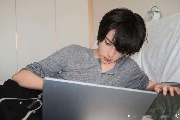 王橹杰登顶暑期心动热议榜角色TOP1王橹杰暑期成绩单亮眼，饰演付彬言拿下心动热议