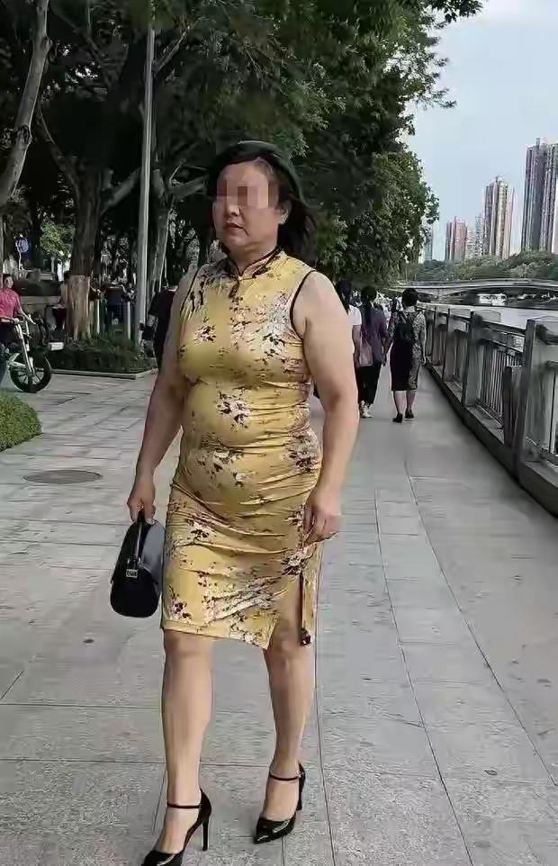 真漂亮！不得不说，这位女士是真敢穿真自信啊，也不看看自己啥样的身材。