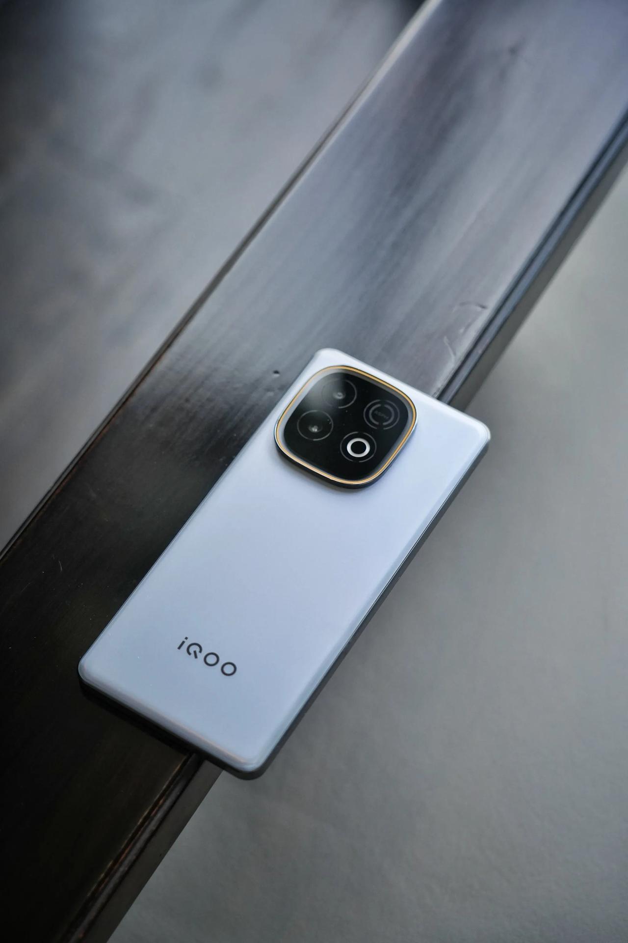 Z10 Turbo+就是在电竞旗舰里塞了一个充电宝，无论你是多么疯狂的游戏发烧友