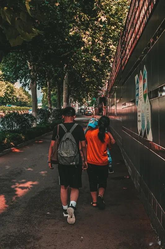 人到老年，健康最珍贵。就像我邻居大爷，以前身体硬朗时到处旅游，日子过得有滋有味。