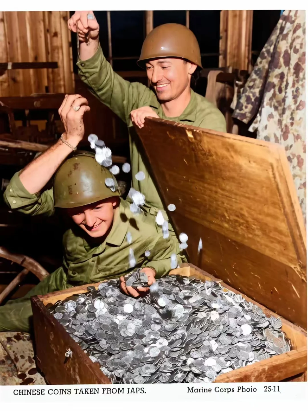 1945年，两名美国海军陆战队员在日本士兵的阵地上发现一只大木箱，打开...