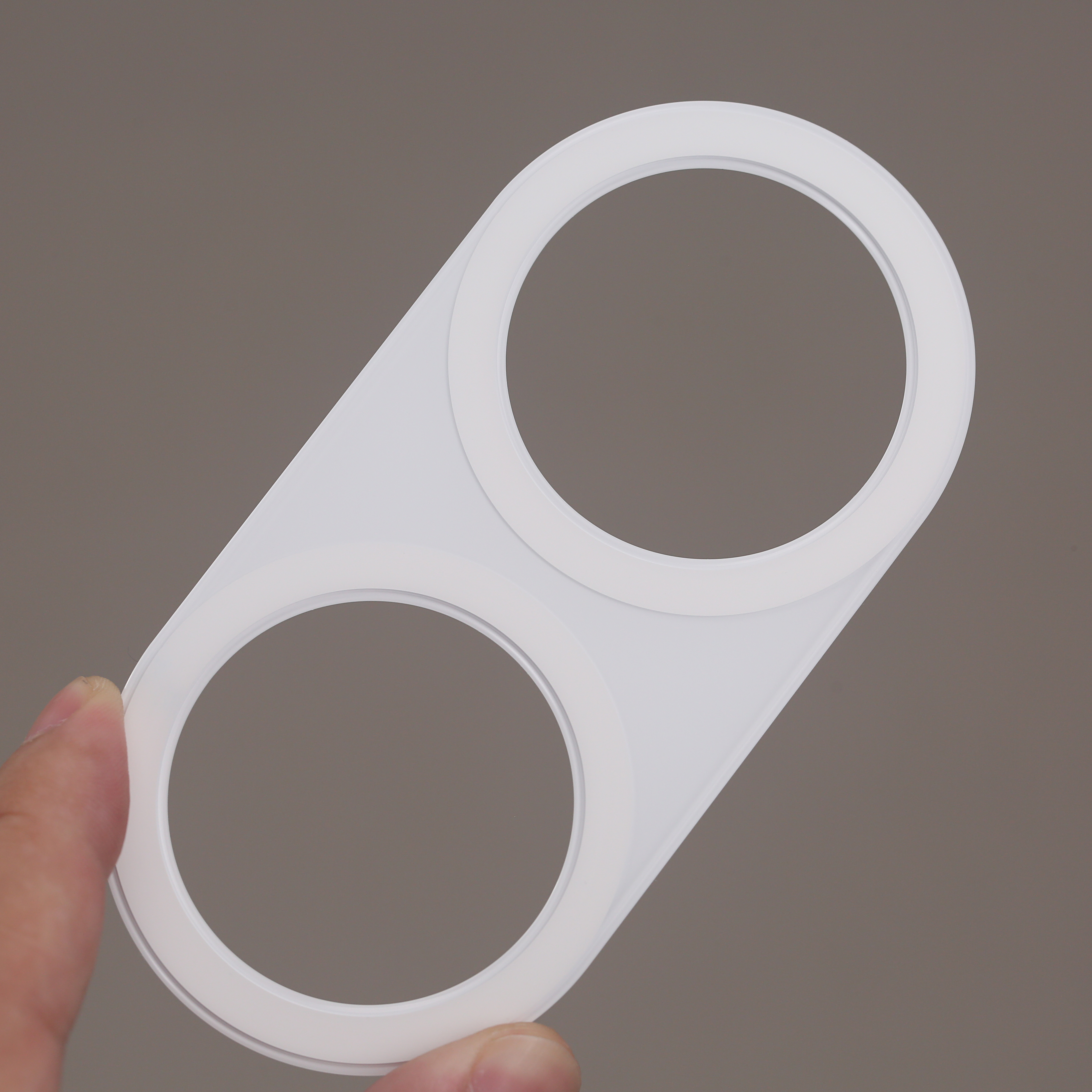 我现在在华为这大平板上贴的就是双磁环贴了两个椭圆款的，四个磁吸位，适合我不同使用