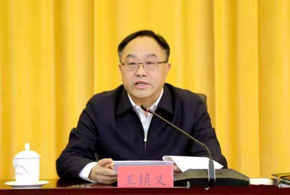 全国优秀县委书记共305人，少数人落马，荣誉从来不是反腐“护身符”！
 
在我国