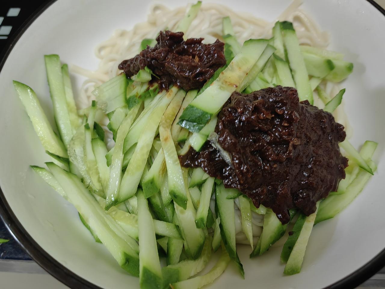 午餐，炸酱面。