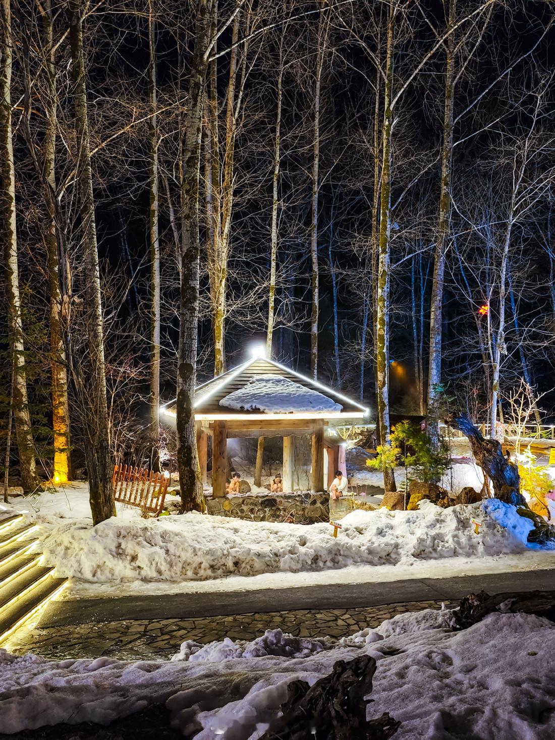 长白山聚龙火山温泉 ，周围冰天雪地，水里烟雾袅袅，别有一番景致。MigoooTr