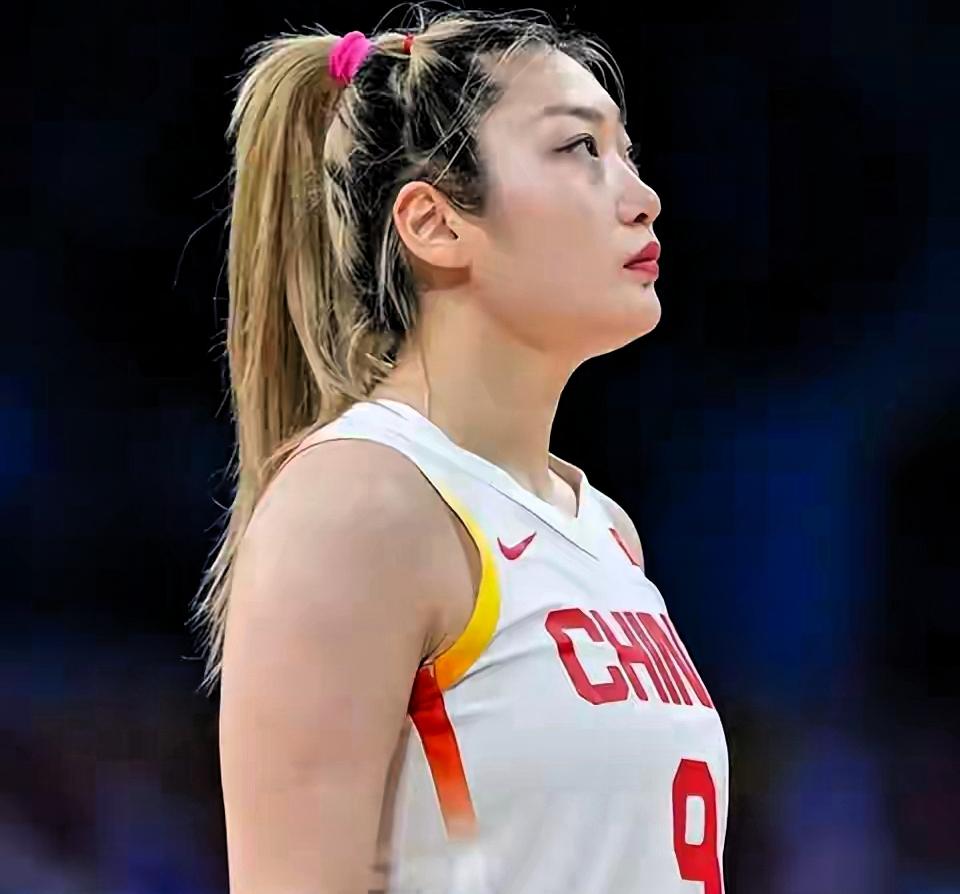 杨毅说李梦“现在就不行，根本防不了任何人”。这话一出，球迷炸了。

说实话，杨毅
