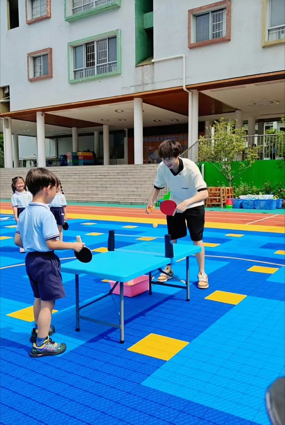 林高远被小孩哥挽留当体育老师林高远说已经感受到20后的后浪了 林高远下乡开展公益