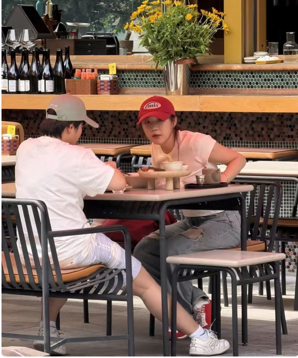 陈梦吃饭被偶遇，本人穿的低调皮肤很好，跟路人合影笑得很开心！ 
