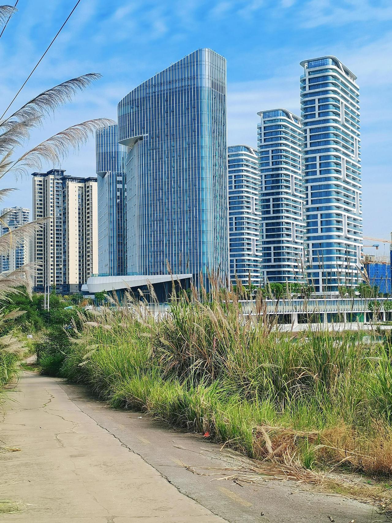 这楼位于高铁新城迎宾大道旁，离简阳南站及地铁站两公里左右，离天府机场12公里左右