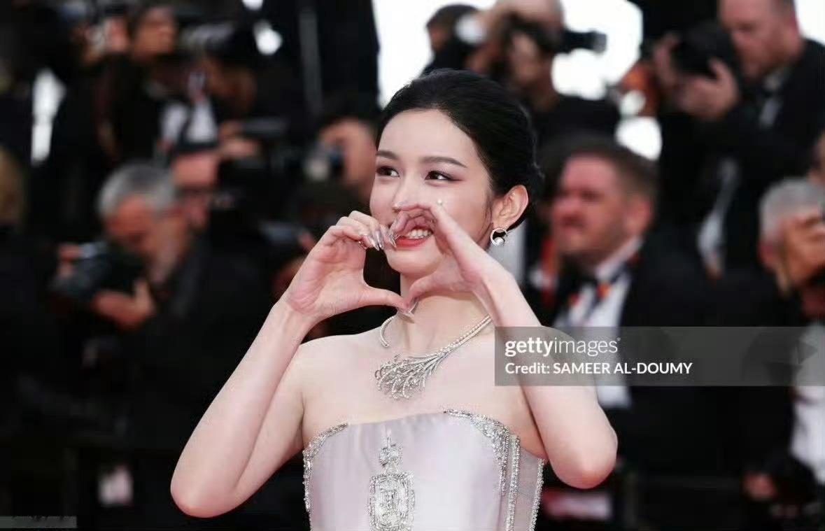 周也戛纳红毯体态周也你咋这么美