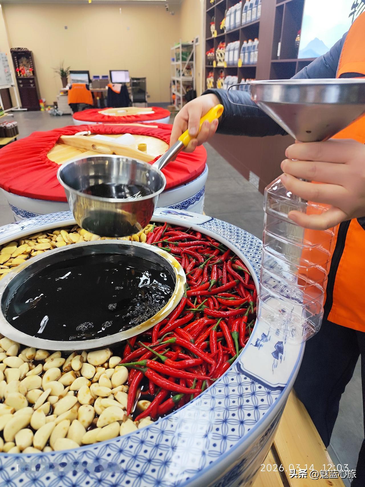 今天周六雨还一直下，不想在家闲着，早上冒雨去了户县的一家古法酿造门店打酱油醋，不