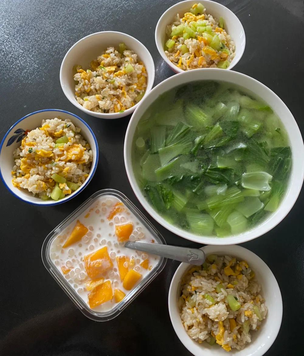 周末午餐简单点：鸡蛋炒饭，青菜汤，芒果西米露。

头天多的饭，放冰箱冷藏，拿出来