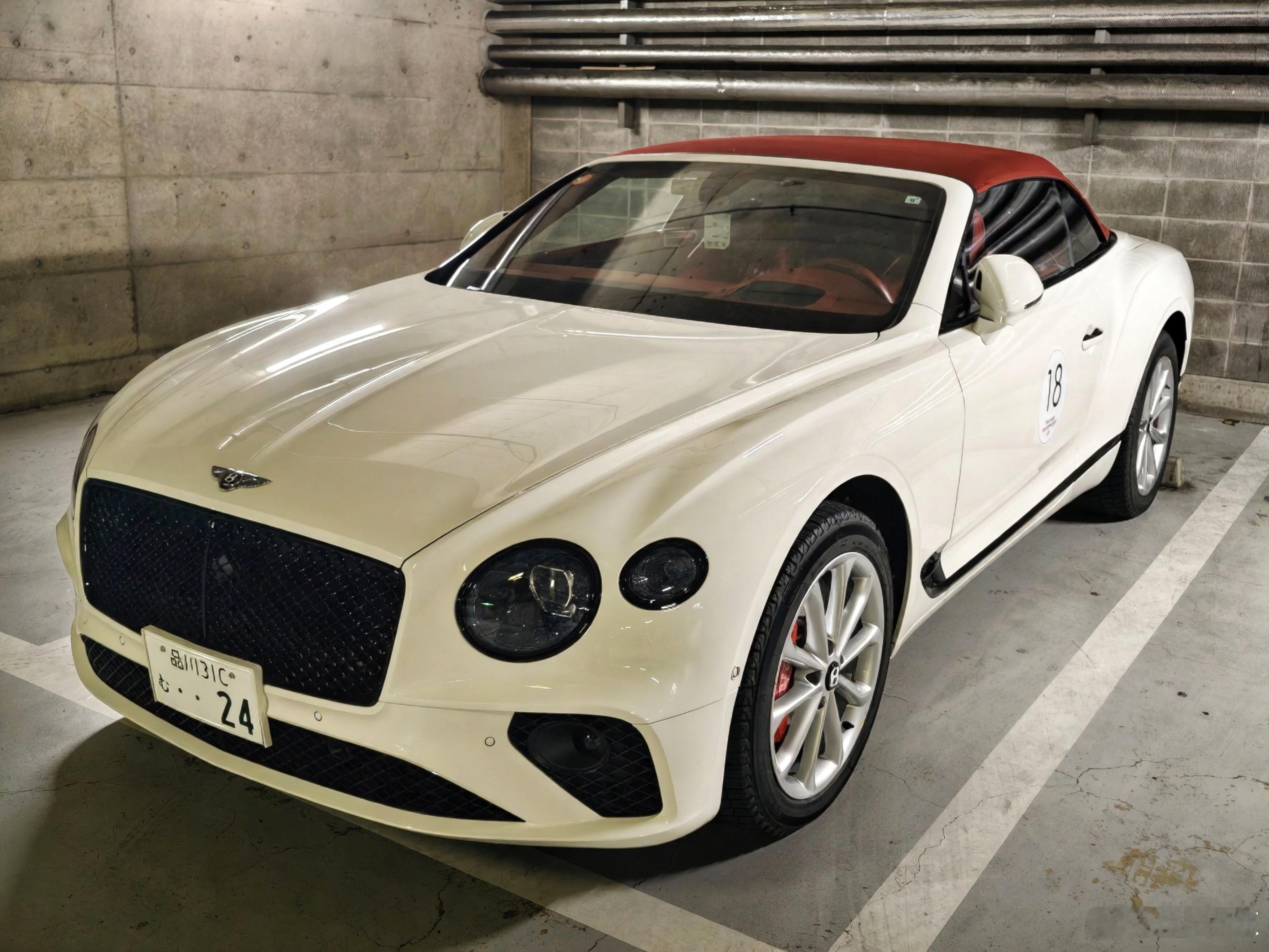 型车街拍地库偶遇宾利欧陆 GT Speed 敞篷。末代 W12，白色车身配酒红色