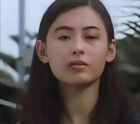 张柏芝再现“我养你”经典场面，令人感慨万千。她身着港风服饰，站在熟悉的场景中，复