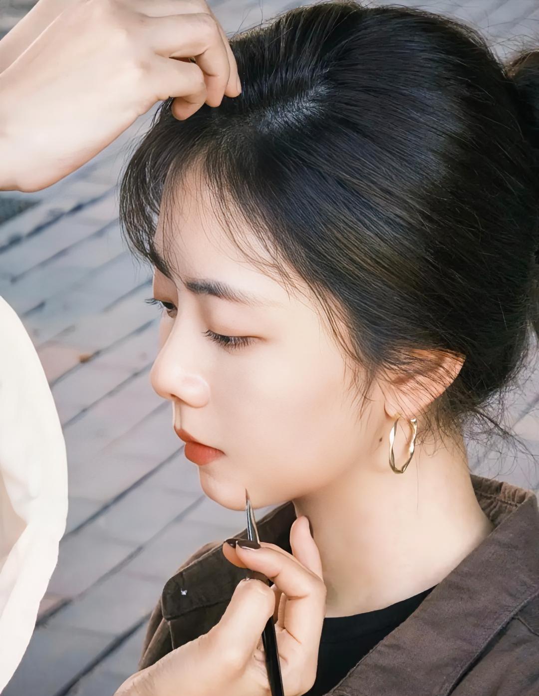 娱乐圈最稀缺的，从来不是“美”，而是“稳定输出”。
谭松韵这几年最反常识的地方